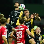 Utkání 6. kola první fotbalové ligy: FK Pardubice - FC Hradec Králové. Zleva nahoře hostující Filip Čihák a Tomáš Petrášek.