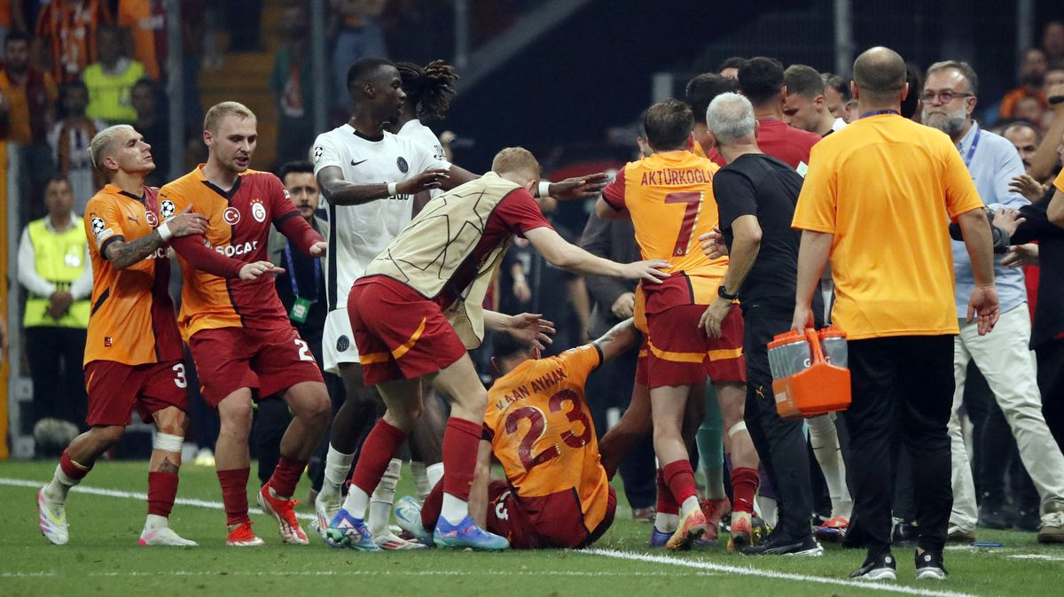 Toxický boj o Ligu mistrů. Na vystřídané pršel odpad, gólman skopl slavícího soupeře