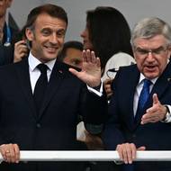 Emmanuel Macron sleduje slavnostní ceremoniál s prezidentem MOV Thomasem Bachem.