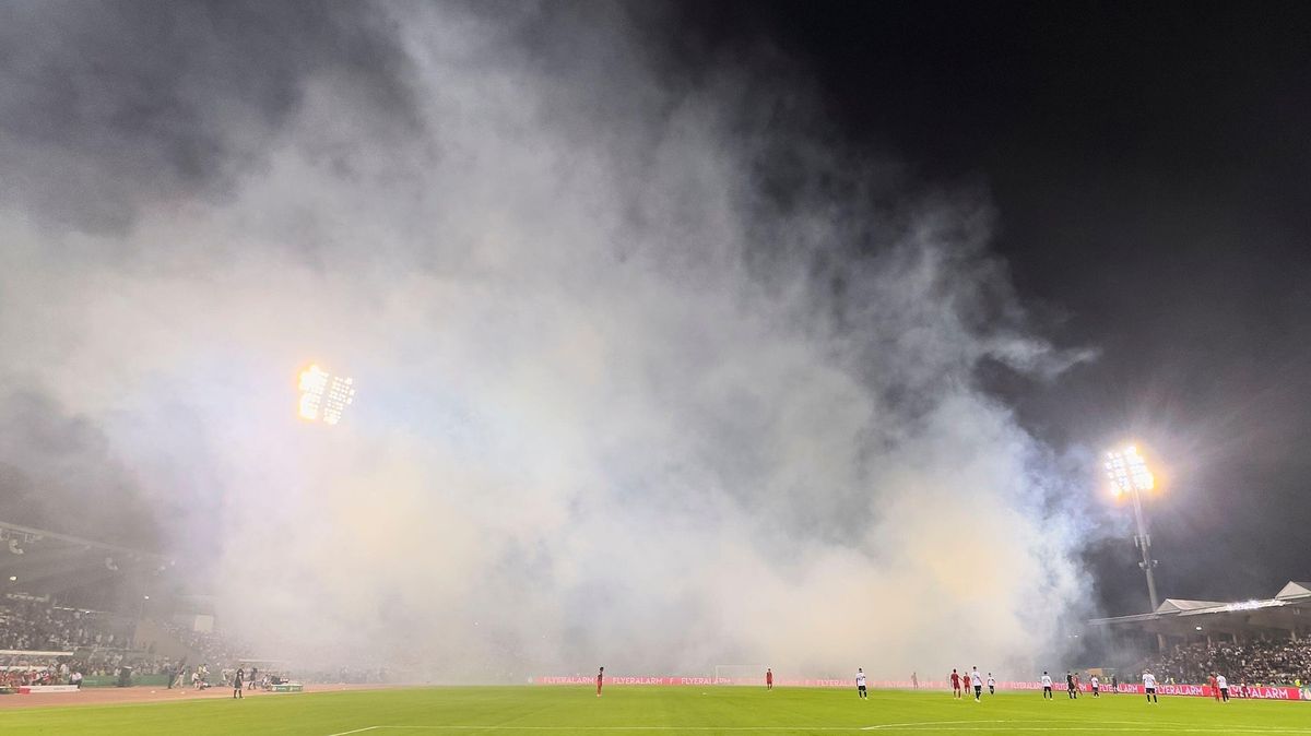 Vyděšení fanoušci prchali ze stadionu. Na záda jim dýchal oheň a dým