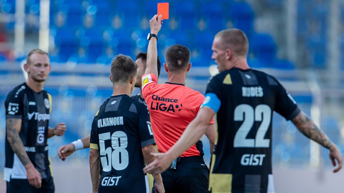 Ruka je prostě ruka. Ofsajd o pár centimetrů je hloupost, štve bývalého reprezentanta