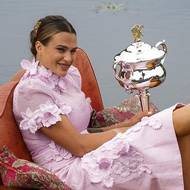 Aryna Sabalenková s pohárem pro vítězku Australian Open.