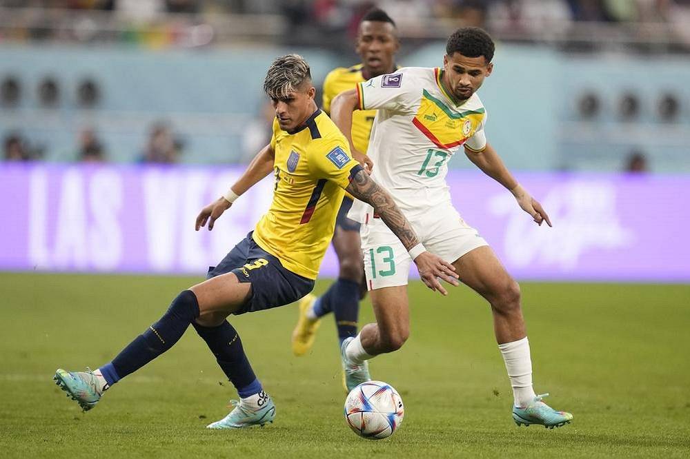 Senegalec Ismail Jakobs (13) a Djorkaeff Reascoz Ekvádoru.