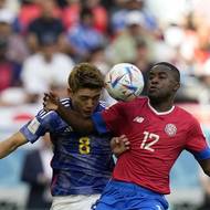 Kostarický Joel Campbell (vpravo) a japonský Ritsu Doan bojující o zisk míče.