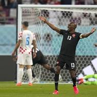 Kanaďan Atiba Hutchinson se raduje z vedoucí branky Kanady.