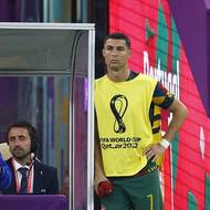 Portugalec Cristiano Ronaldo coby náhradník při utkání se Švýcary.