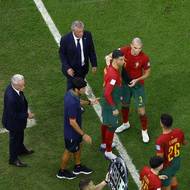 Portugalec Cristiano Ronaldo střídá Goncala Ramose, kapitánskou pásku mu vrátil Pepe.