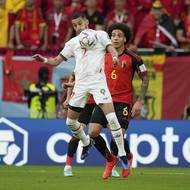 Maročan Hakim Ziyech během zpracování míče v duelu proti Belgii.