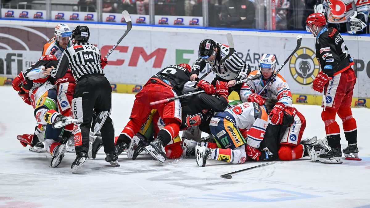 Bitky, kontroverze, létající láhve i rýpnutí do hradeckého dopingu. Derby bývá chaos, ví Klíma