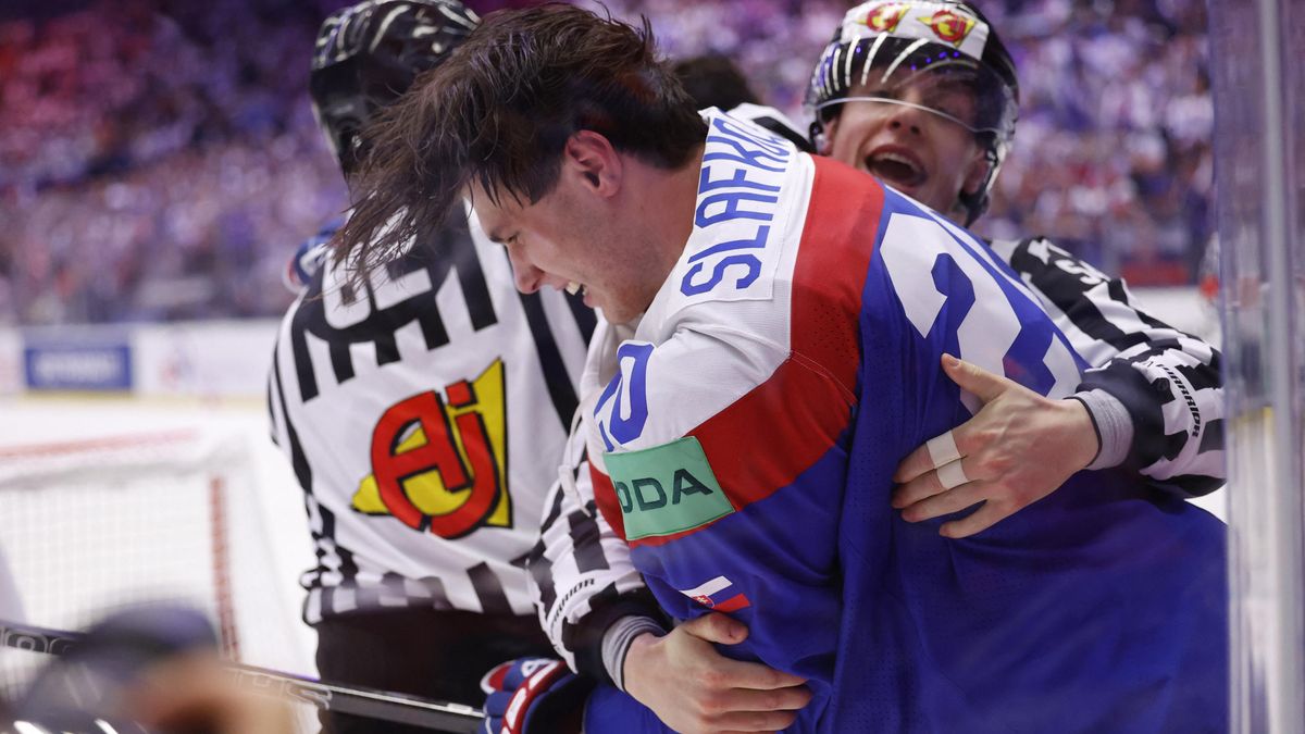 Slafkovský v potyčce, pak provokoval soupeře: Šli na mě tři, jen tak se nenechám