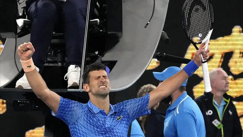 Australian Open |  Til tross for helseproblemer, tok Djokovic seg til Australian Open 16-delsfinale