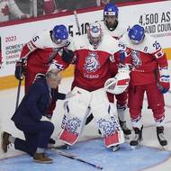 Gólman české hokejové dvacítky Tomáš Suchánek se po střetu s kanadským hráčem ve finále MS dvacítek těžko zvedal na nohy. Pomoci mu přišli spoluhráči i lékař, brankář v utkání pokračoval a předvedl skvělý výkon.