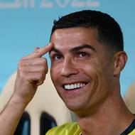 Portugalec Cristiano Ronaldo na lavičce náhradníků. 