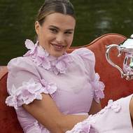 Aryna Sabalenková s pohárem pro vítězku Australian Open.