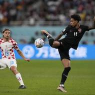 Kanaďan Tajon Buchanan si zpracovává míč.