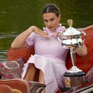 Aryna Sabalenková s pohárem pro vítězku Australian Open.