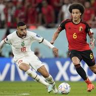 Maročan Youssef En-Nesyri napadá rozehrávajícího Axela Witsela z Belgie.