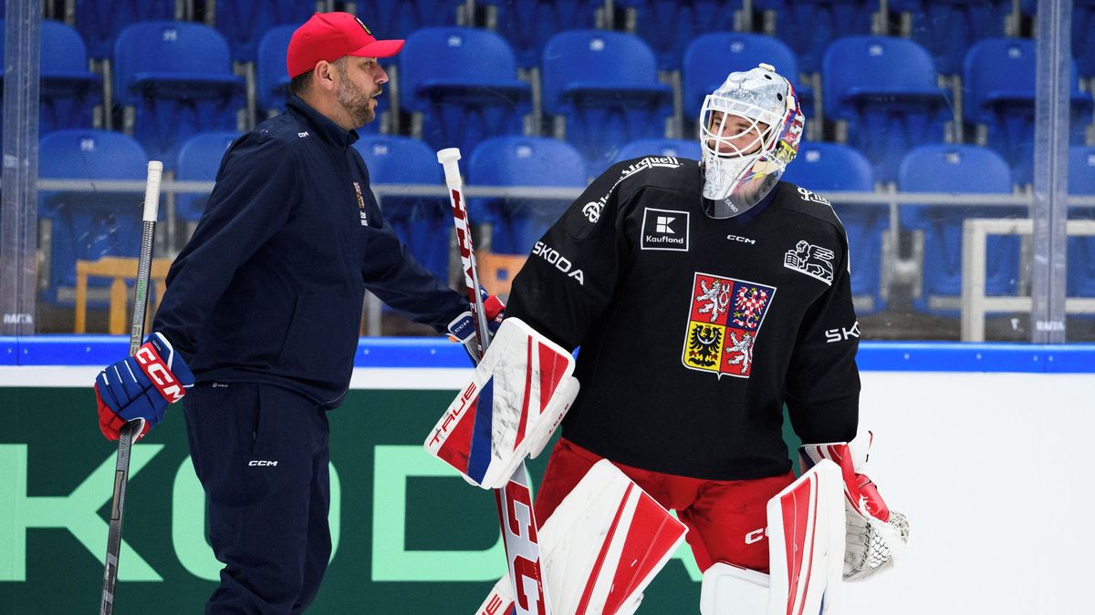SOS! Kdo to stojí v brance? Český nároďák při prvním tréninku v Miláně vyjel na led s nečekanými gólmany