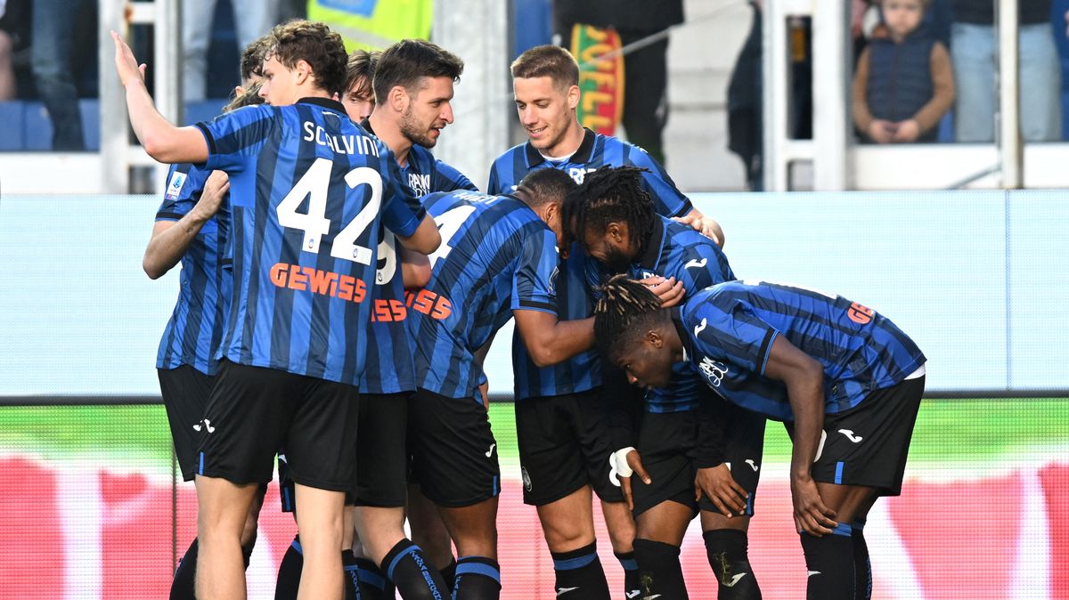 Fotbalisté Bergama se výhrou v Salernu přiblížili Lize mistrů
