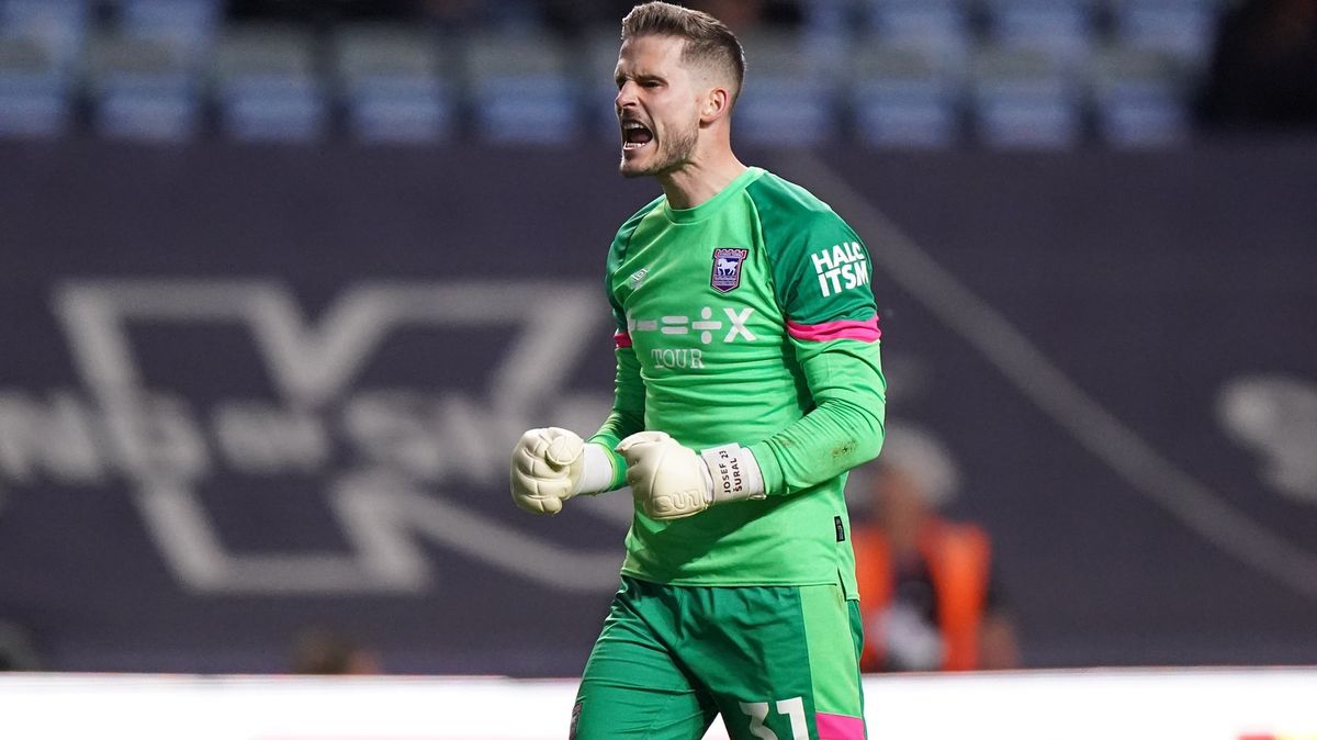 Skvělý zákrok českého gólmana přiblížil postup. Do Premier League chybí bod