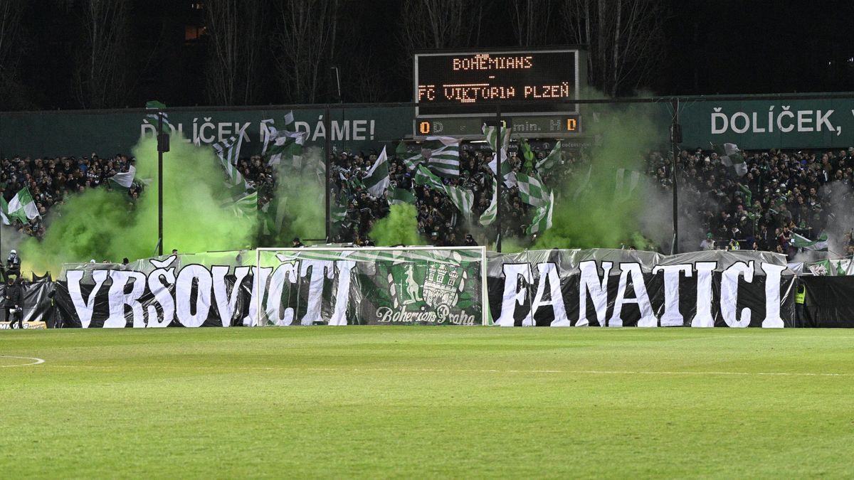 Policisté vyšetřují dvě vloupání do prodejny suvenýrů Bohemians ve Vršovicích