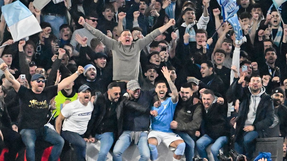 Fanoušek Lazia byl zadržen za hajlování v pivnici, kde Hitler založil NSDAP