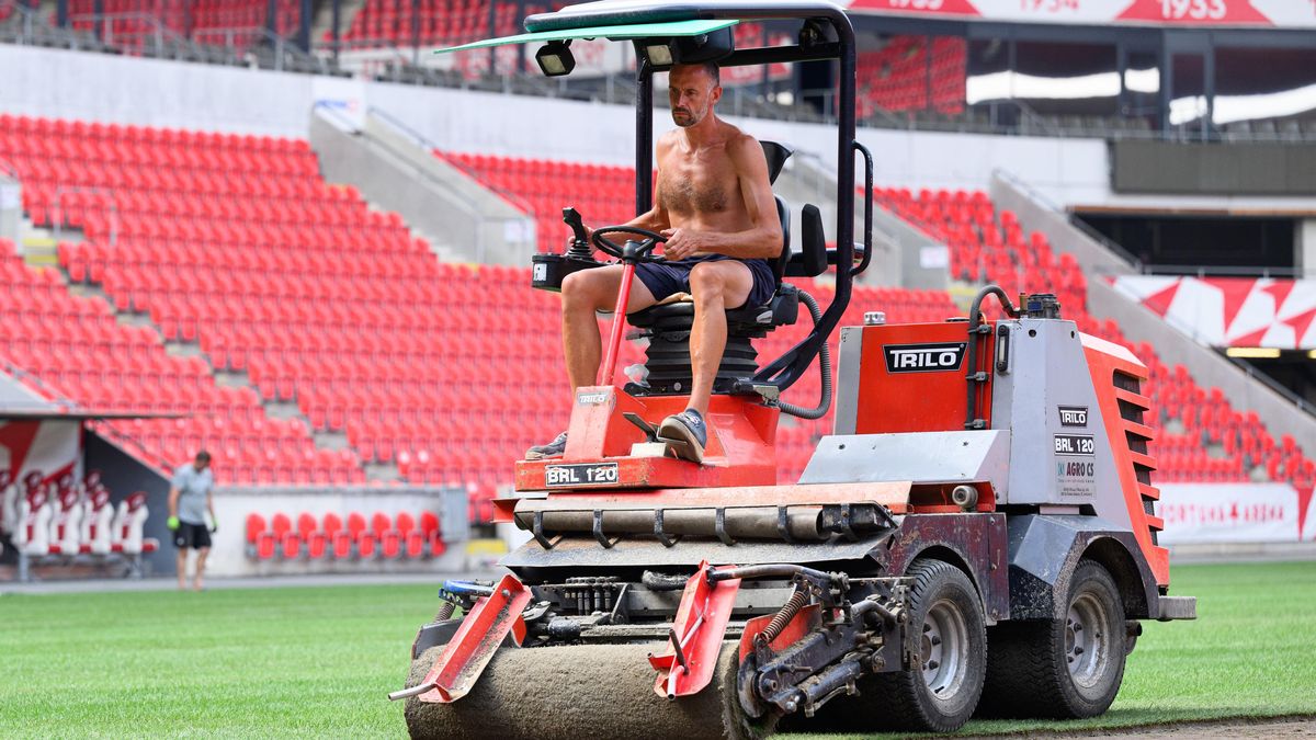 Dvacet kamionů i fígl z ciziny. Slavia řeší trávu, možná v Edenu oseká koncerty