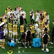 Rychlá taktická porada německých fotbalistů před začátkem prodloužení