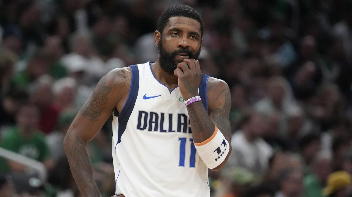 Hvězdný rozehrávač Irving si v přípravě mezi sezonami NBA zlomil ruku