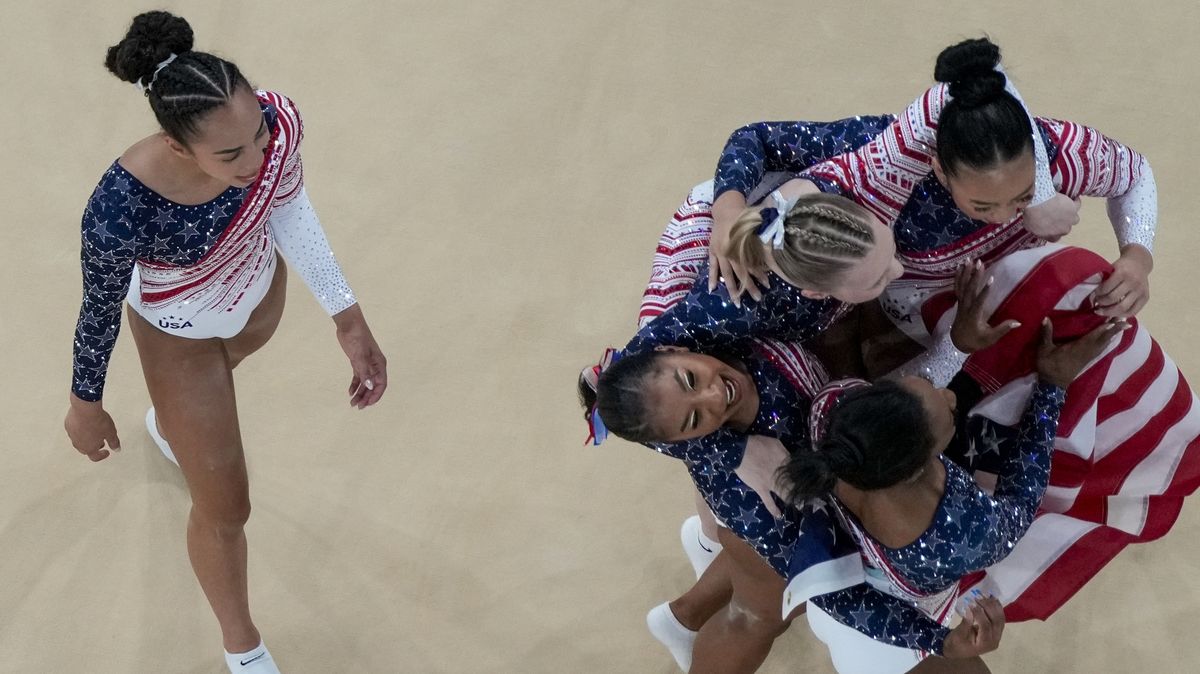 Bilesová dovedla gymnastky USA k vítězství v soutěži družstev