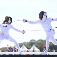 Lucie Hlaváčková (vpravo) při šermu proti Litevce Asadauskaiteové