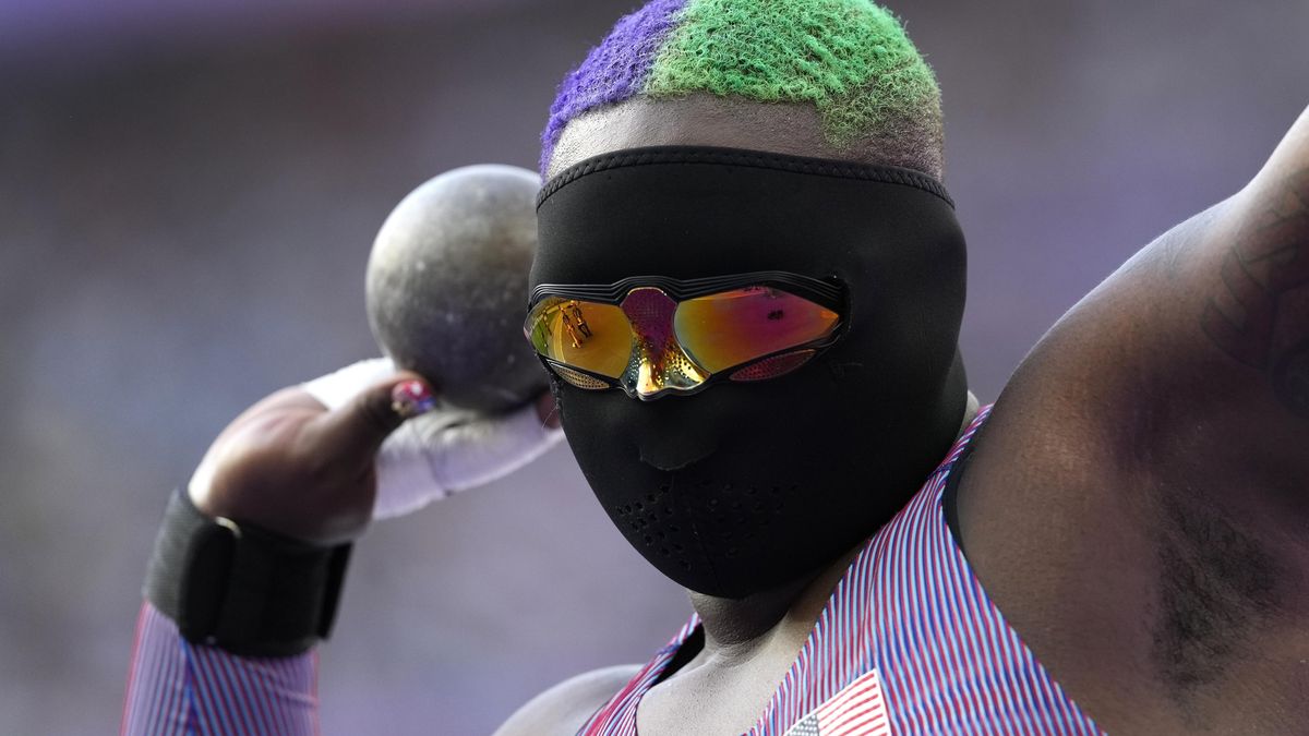 Koulařka Saundersová opět upoutala pozornost, závodila se zakrytým obličejem