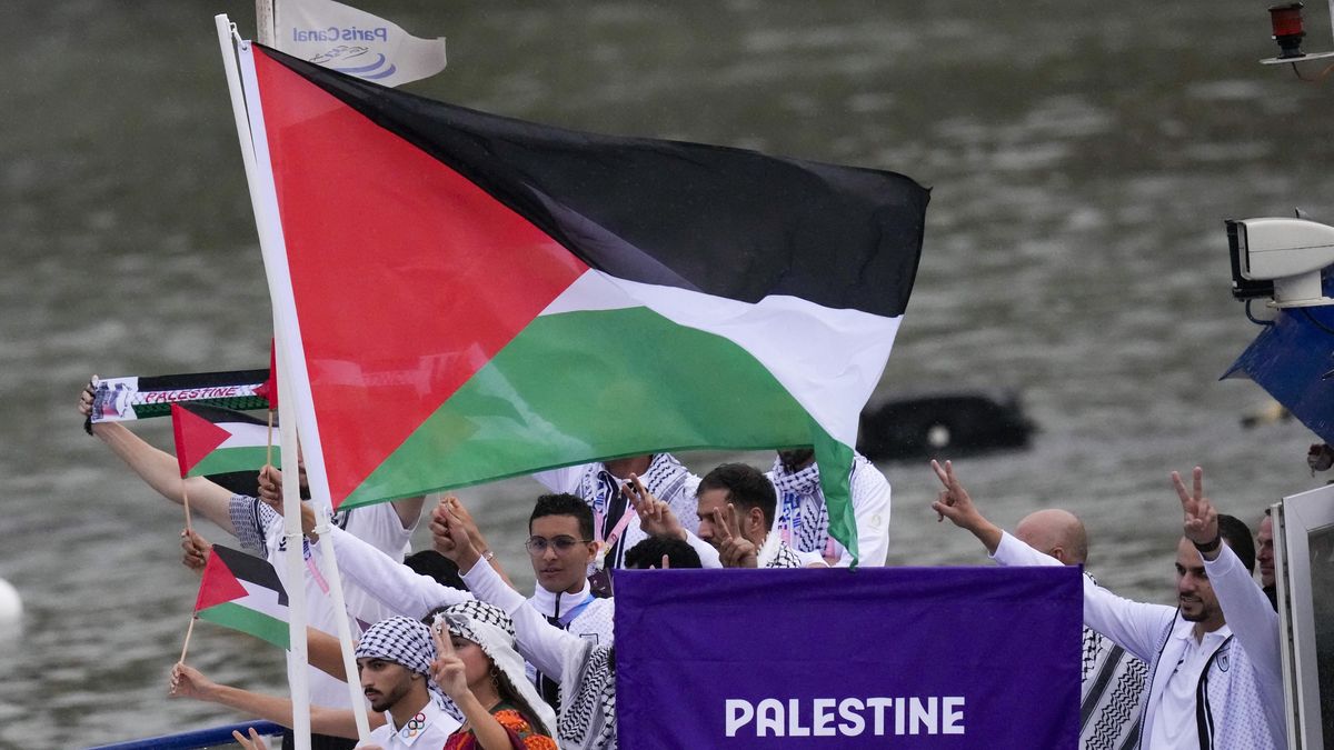 Bomby mířící na děti? Byl to mírový vzkaz, argumentuje palestinský vlajkonoš
