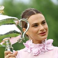 Aryna Sabalenková s pohárem pro vítězku Australian Open.