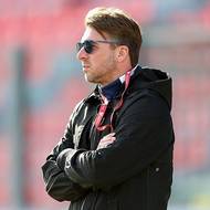 Generální manažer zlínského klubu Zdeněk Grygera pozorně sleduje zápas se Sandhausenem na Maltě.