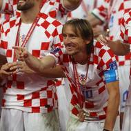 Chrovatský fotbalista Luka Modrič slaví se spoluhráči bronz na MS v Kataru.