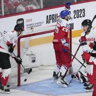 Český hokejový útočník Jiří Kulich (druhý zleva) slaví gól ve finále MS dvacítek s Kanadou.