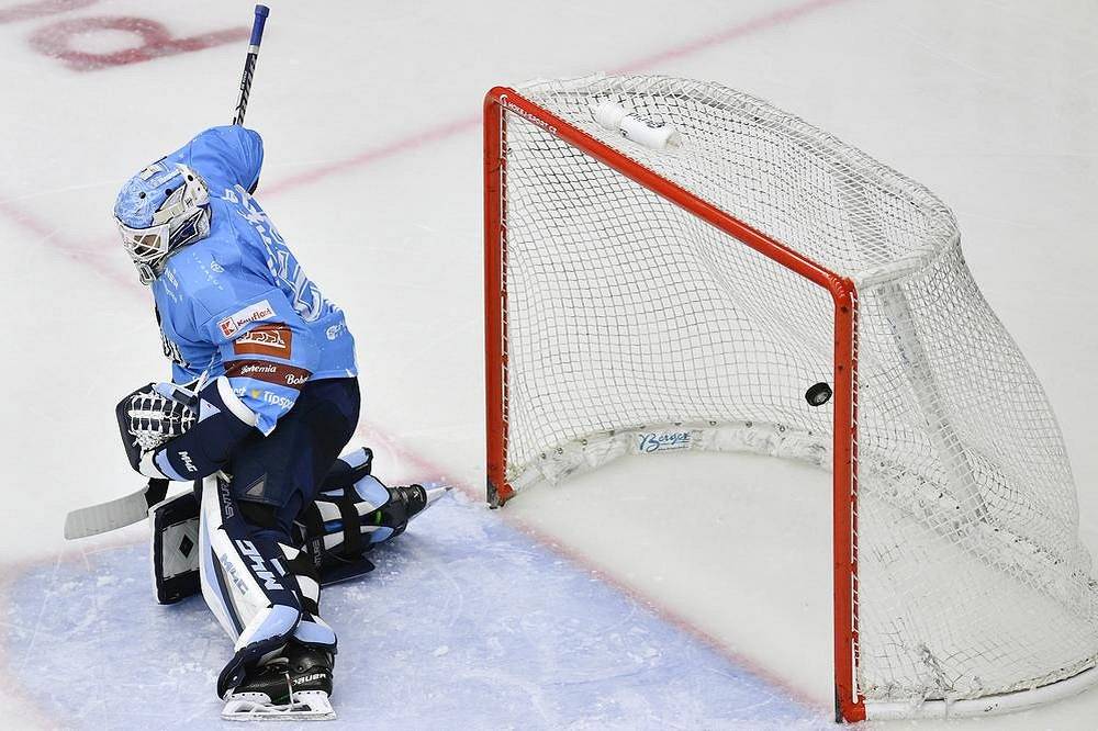 Gól inkasuje brankář Liberce Petr Kváča.
