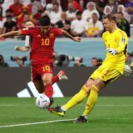 Španěl Marco Asensio (vlevo) a německý gólman Manuel Neuer.