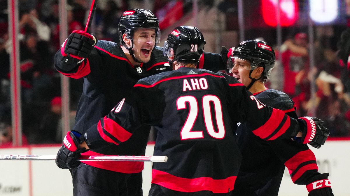 Šance Nečase v NHL stále žijí. Carolina poprvé vyhrála v sérii