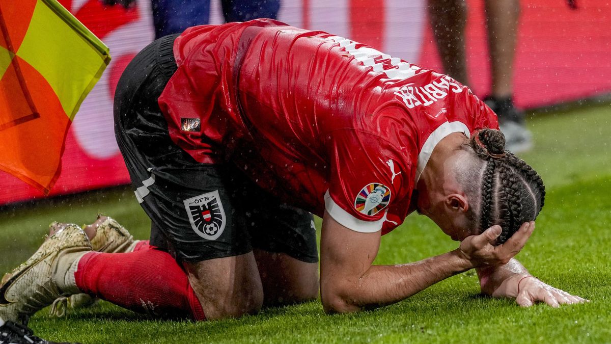 Hozená mince z tribuny a bolest. Turci trefili hvězdu soupeře do hlavy