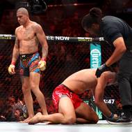 Jiří Procházka (v červeném na zemi) po porážce s Alexem Pereirou v UFC 303