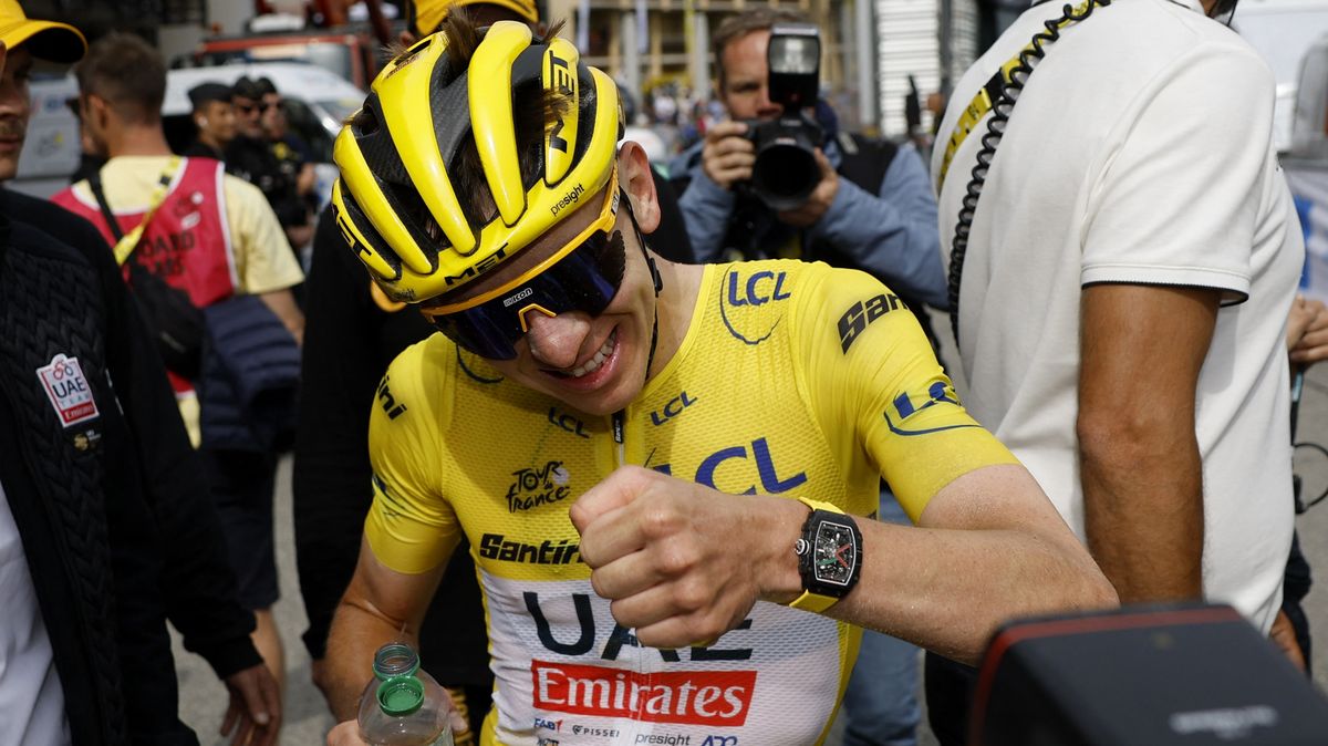 Zbláznil se? Šílený divák na Tour házel po šampionech brambůrky