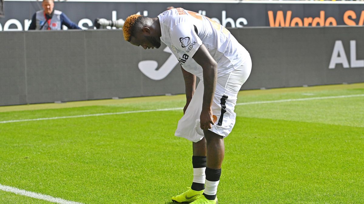 Schickův konkurent při oslavě stahoval trenky. Fandové se diví: Za to není karta?