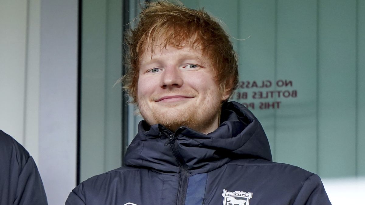 Zpěvák Sheeran se stal spoluvlastníkem svého domovského klubu Ipswich Town
