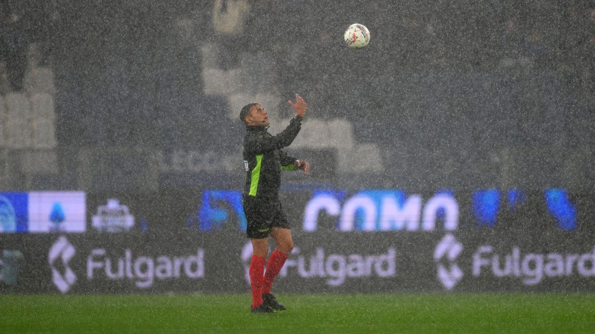 Podmáčené hřiště po vytrvalém dešti znemožnilo ligový zápas v Bergamu