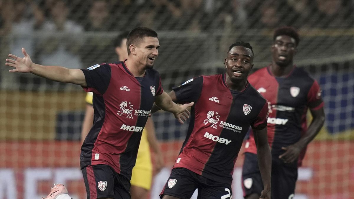 Fotbalisté Cagliari slaví po gólu v závěru první výhru