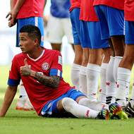 Kostarický Gerson Torres ležící ve zdi při přímém kopu Japonska.