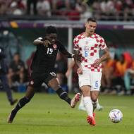 Kanaďan Alphonso Davies napadá rozehrávku Chorvatska.