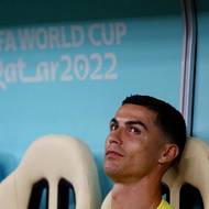 Cristiano Ronaldo na lavičce náhradníků. 